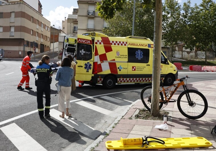 Un ciclista herido en un accidente en una rotonda en Pizarrales