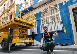 Rober Bece mientras pinta uno de sus murales en Salamanca.