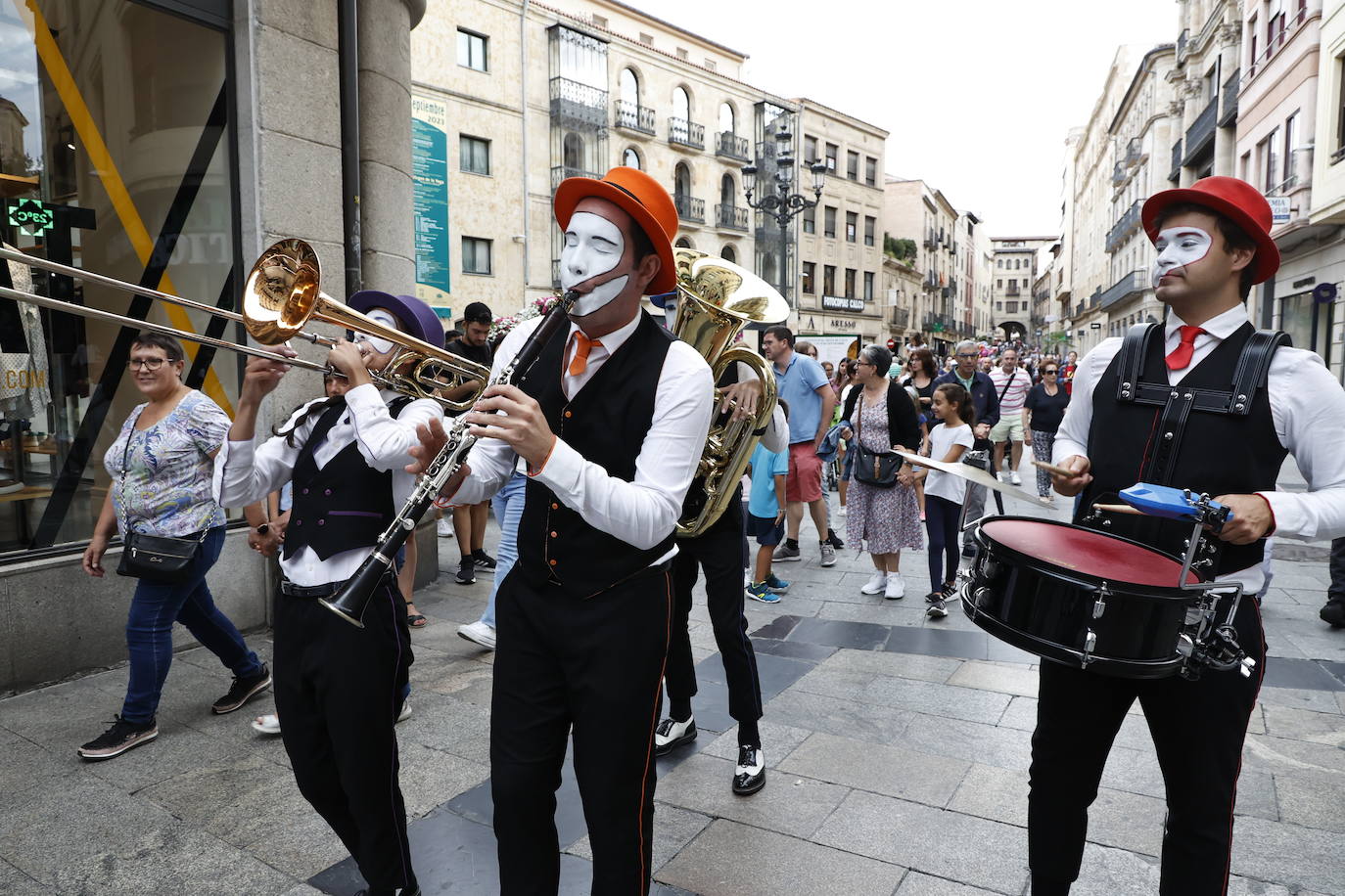 Teatro, música y circo recorren las rúas salmantinas