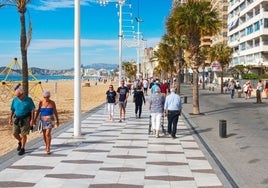 Gente mayor pasendo en Benidorm.