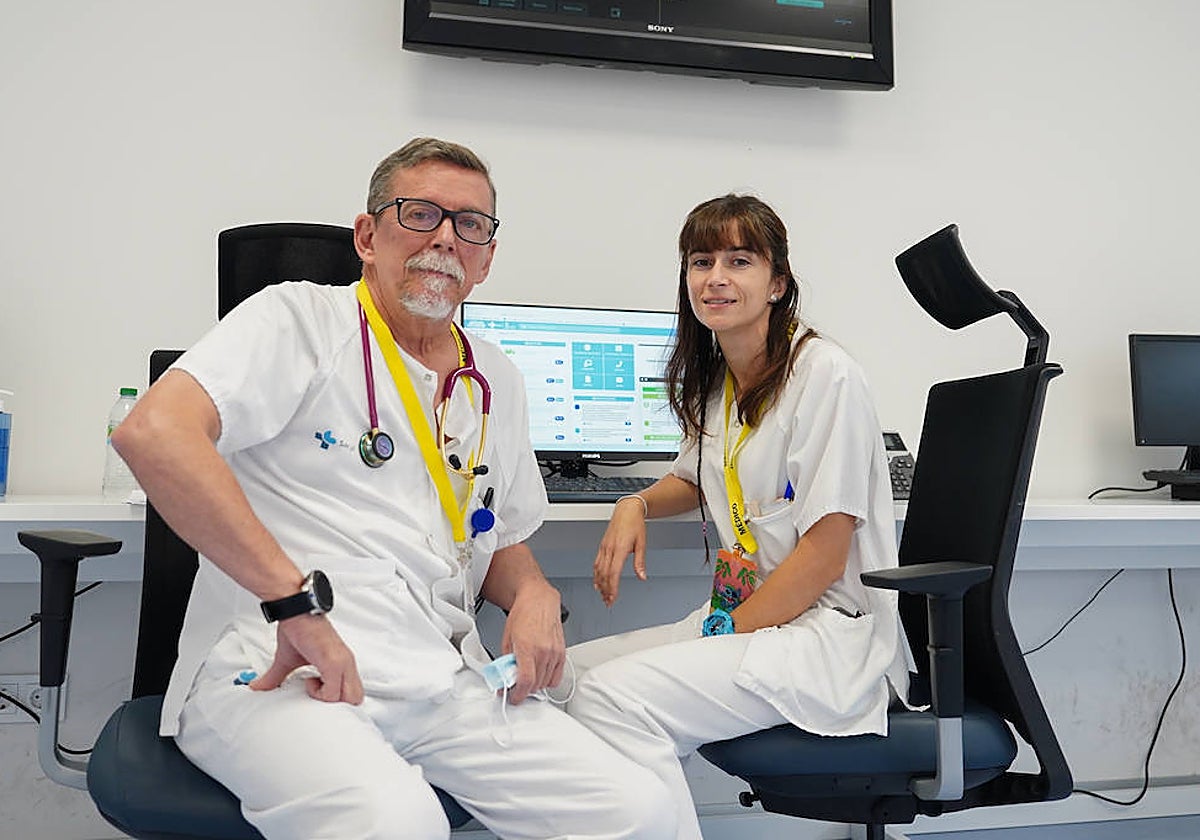 Miguel Ángel y Vega Riesco, en las Urgencias del Hospital.