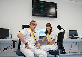 Miguel Ángel y Vega Riesco, en las Urgencias del Hospital.