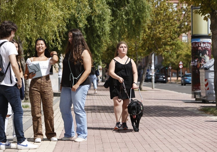 La joven pasea por el Campus Universitario.