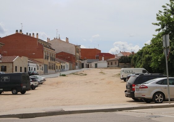 Vista de la calle Azucena, que tan solo tiene viviendas en una de sus márgenes.