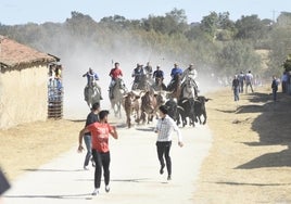 Encierro a caballo en las fiestas de Bañobárez en honor al Santo Cristo