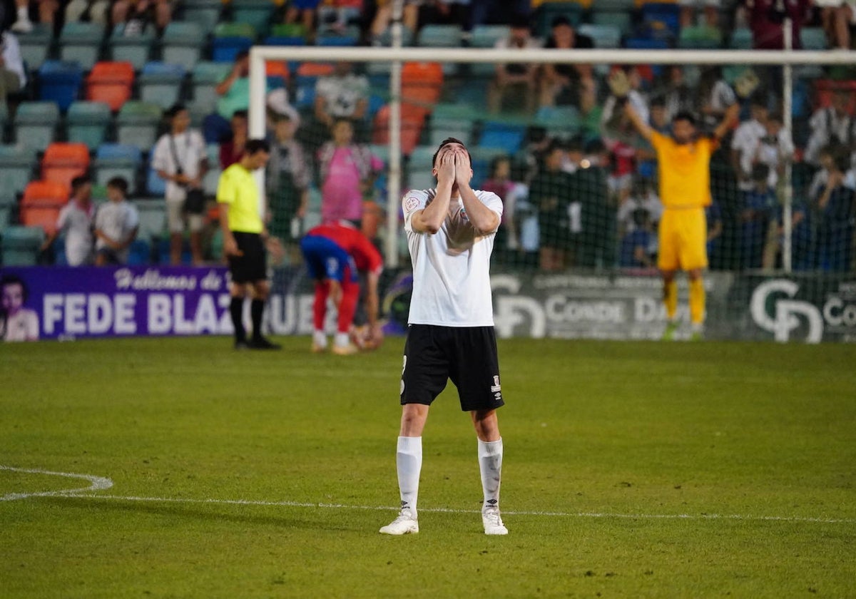 Fassani se lleva las manos a la cara en el choque ante el CD Numancia en la Copa RFEF.