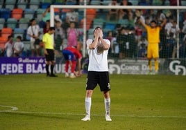 Fassani se lleva las manos a la cara en el choque ante el CD Numancia en la Copa RFEF.