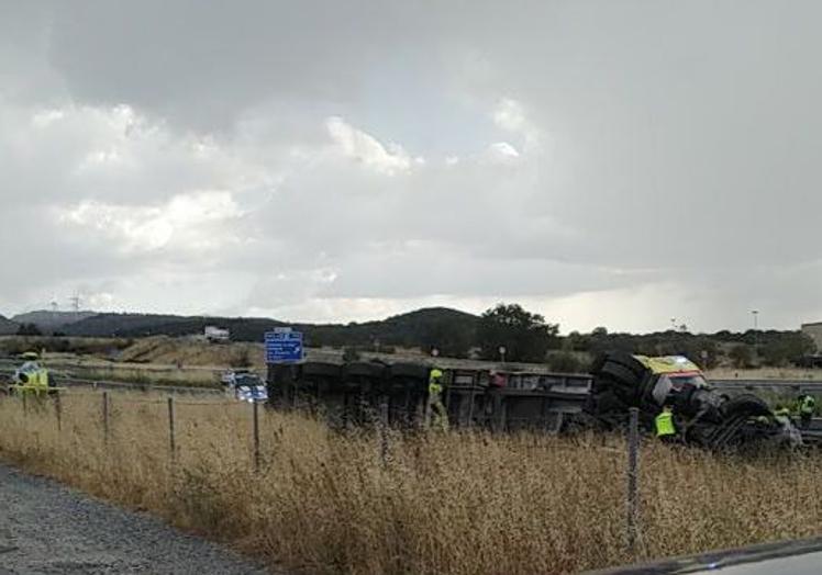 Imagen principal - Muere un camionero tras volcar en la A-66 en La Cabeza de Béjar
