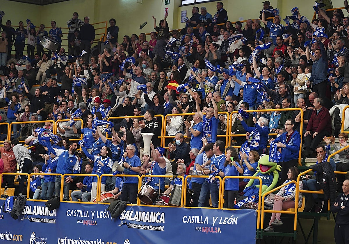 Imagen de una de las gradas de Würzburg llena de aficionados.