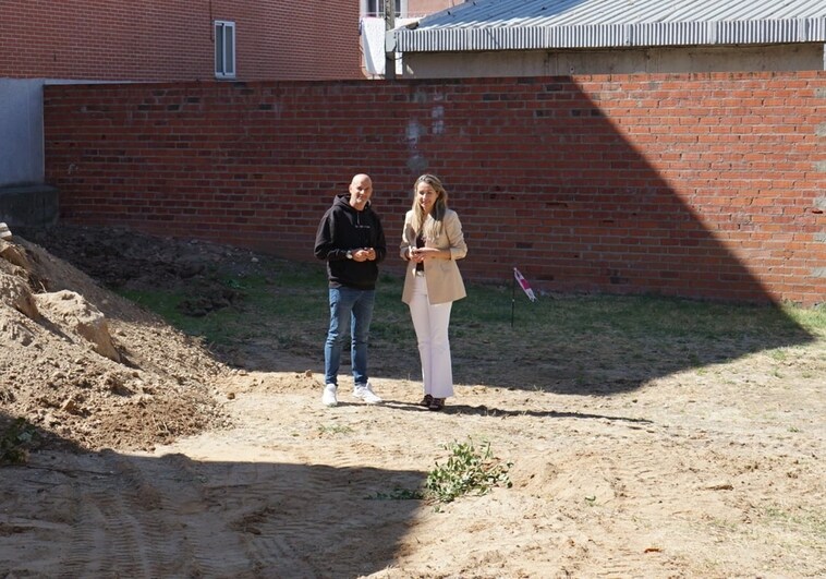 El concejal de Comercio, Juan Carlos Bueno, y la edil de Fomento, Marta Labrador, en la parcela municipal.