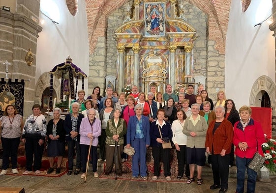 Los fieles participaron en la ofrenda floral celebrada en la iglesia.