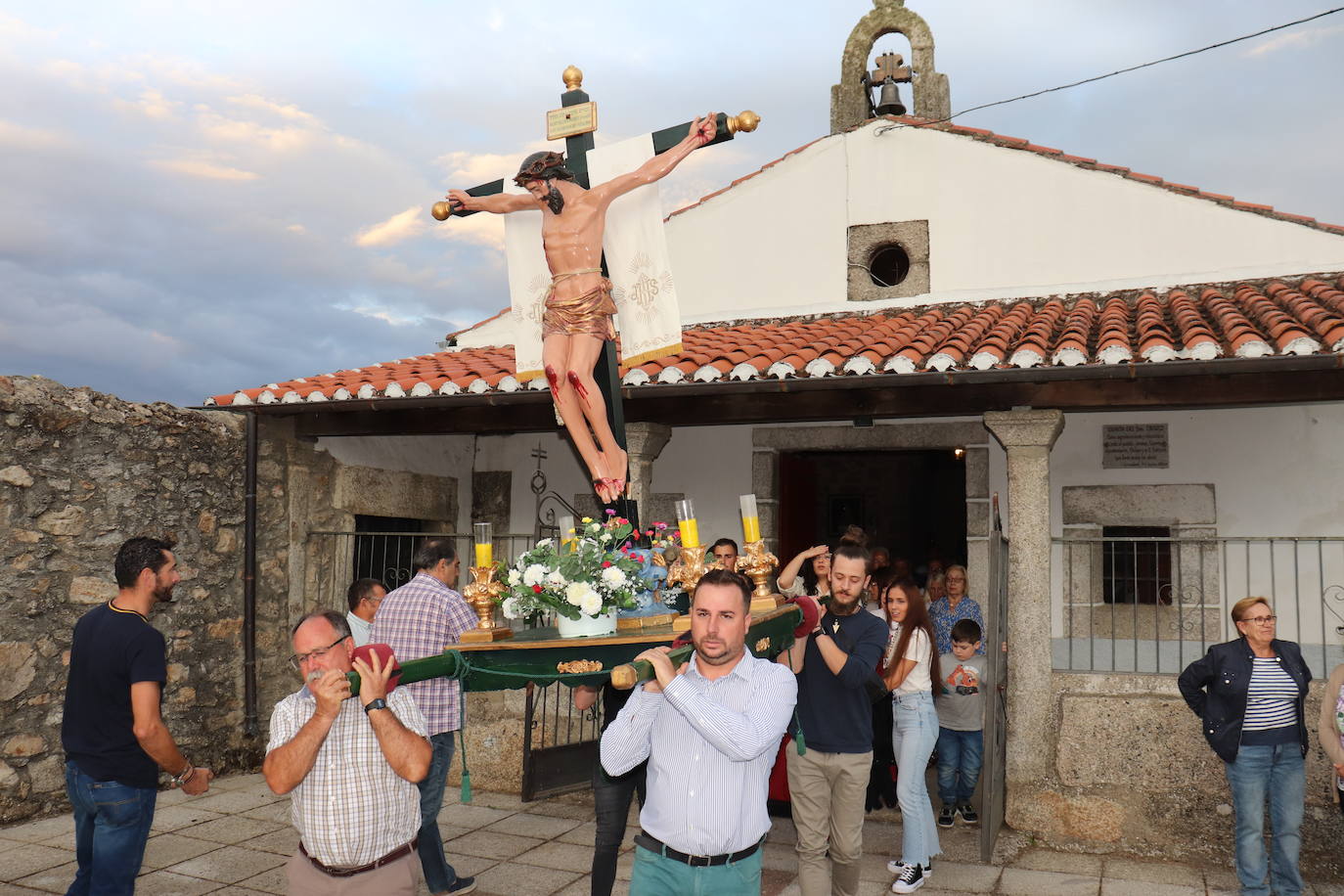 Cristóbal abre su fiesta de septiembre con el traslado del Cristo a la iglesia