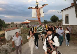 Imagen del traslado del Cristo en procesión desde su ermita a la iglesia de San Martín de Tours