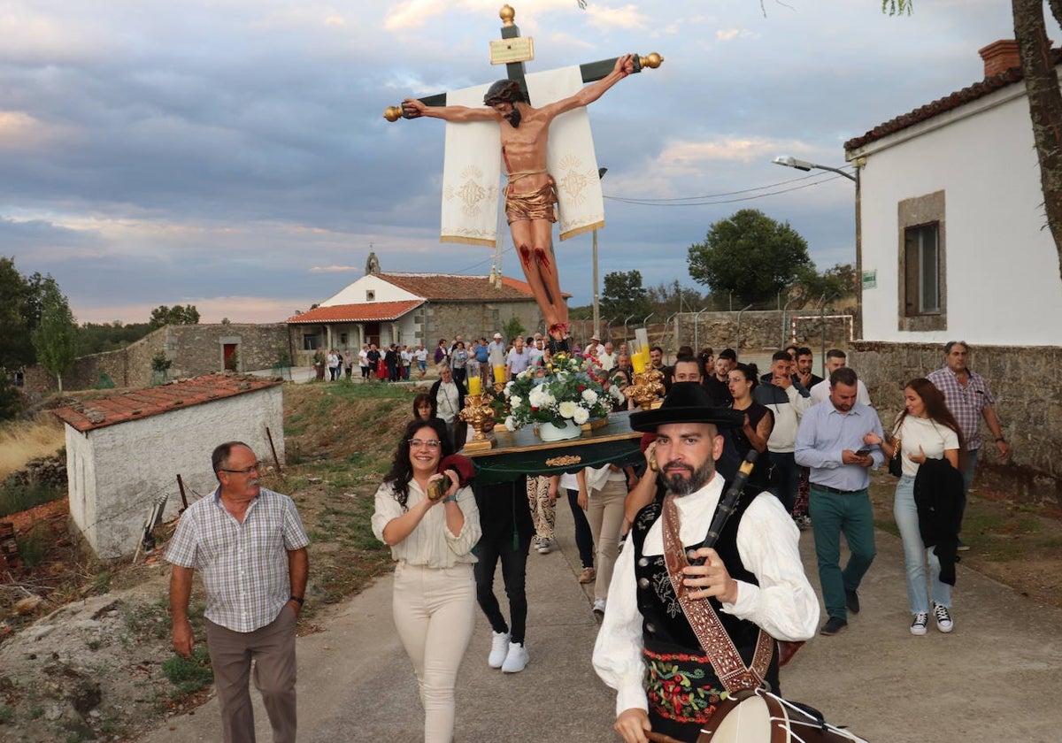 Cristóbal abre su fiesta de septiembre con el traslado del Cristo a la iglesia