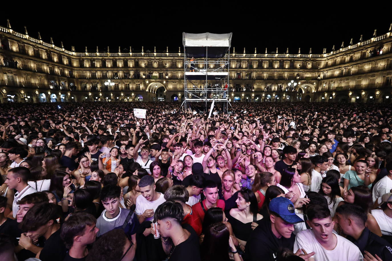 El electrolatino de Juan Magán llena la Plaza Mayor