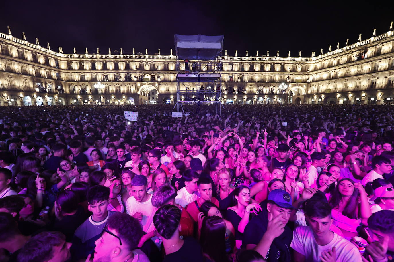 El electrolatino de Juan Magán llena la Plaza Mayor