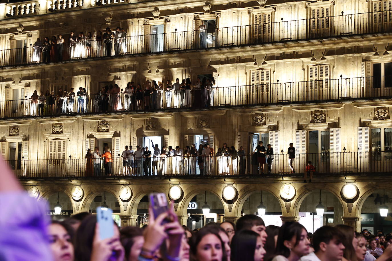 El electrolatino de Juan Magán llena la Plaza Mayor