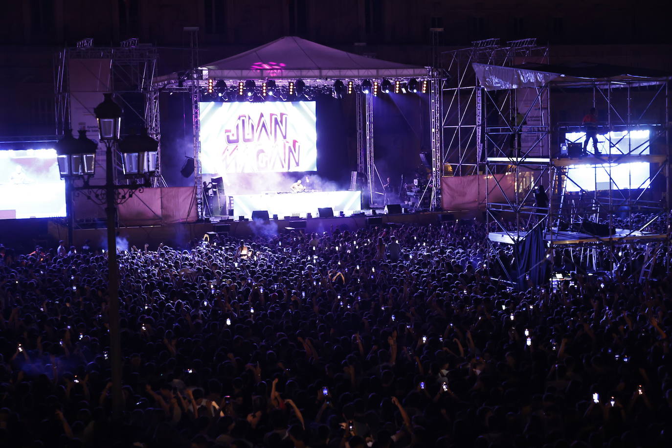 El electrolatino de Juan Magán llena la Plaza Mayor