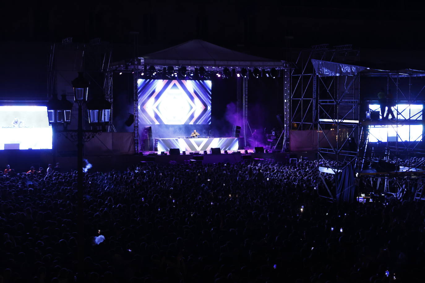 El electrolatino de Juan Magán llena la Plaza Mayor