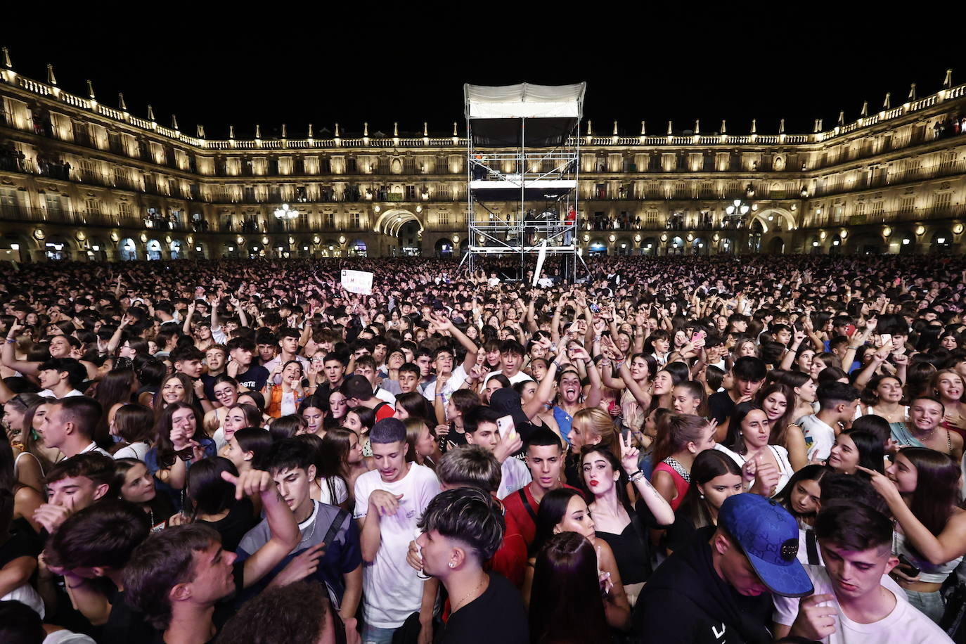 El electrolatino de Juan Magán llena la Plaza Mayor