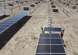 Proceso de construcción del parque solar de Iberdrola que ha comenzado a generar energía limpia en Villarino de los Aires