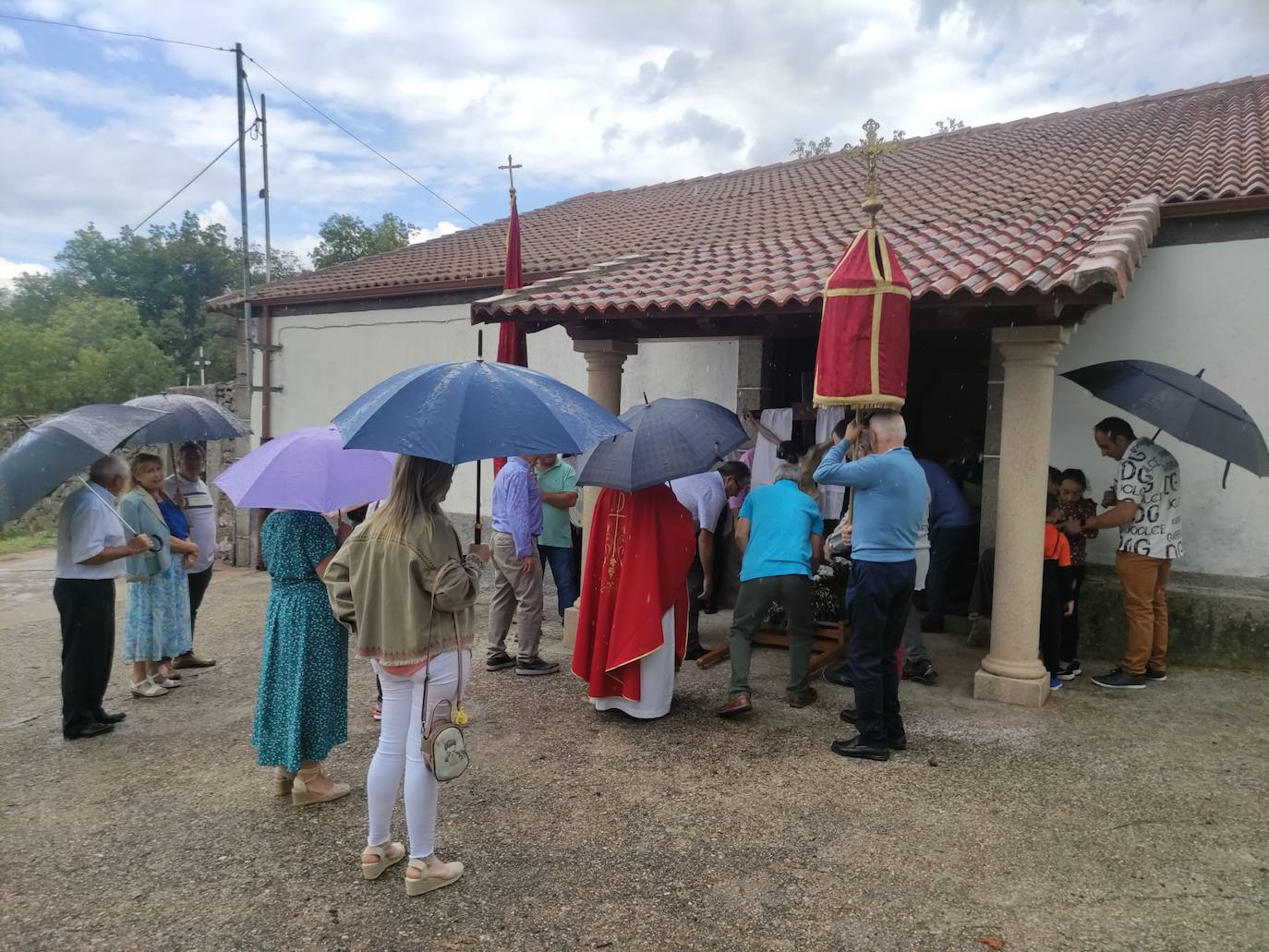 El Cristo de la Salud desafía a la lluvia en Fresnedoso y celebra su día de fiesta