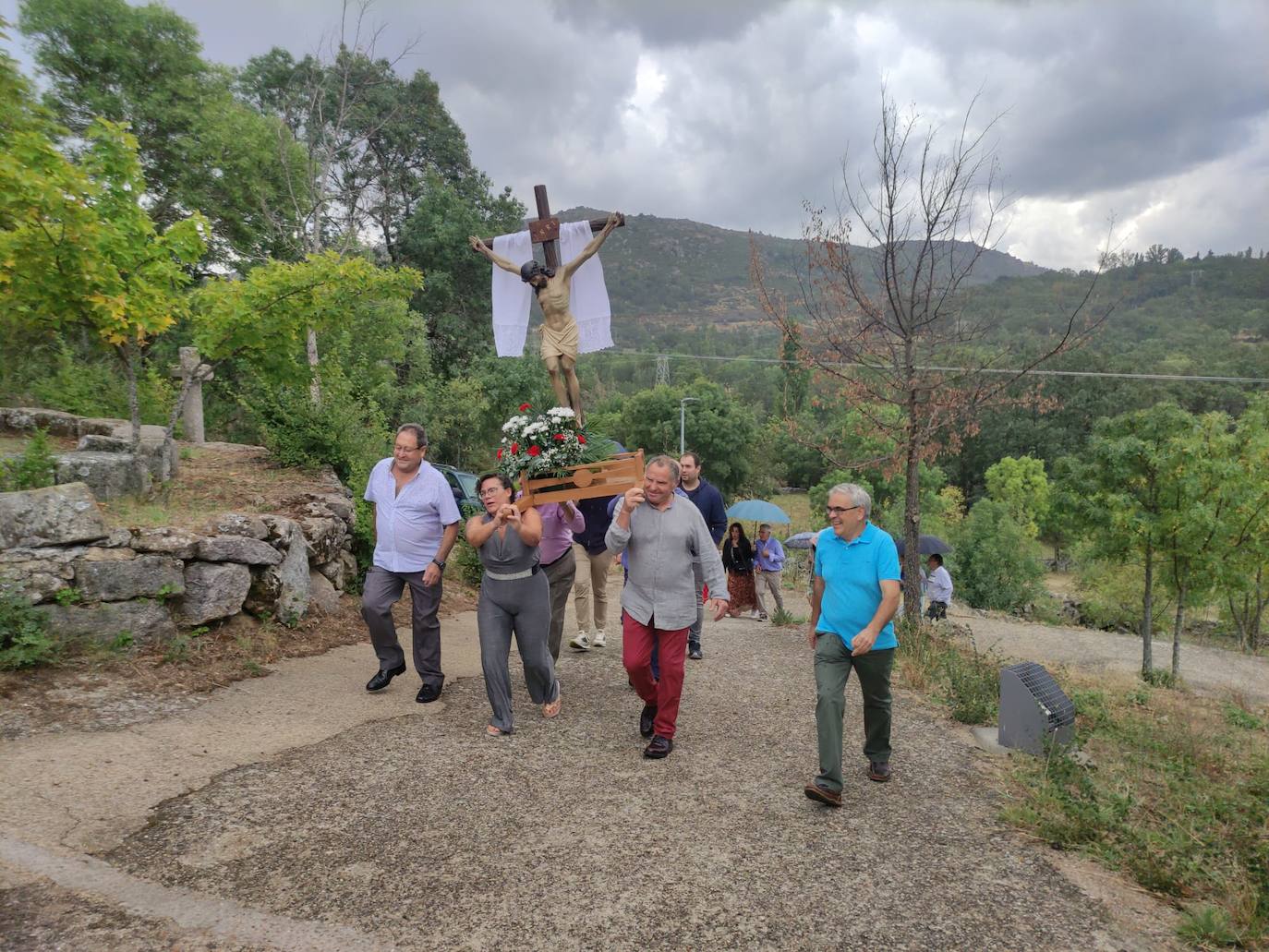 El Cristo de la Salud desafía a la lluvia en Fresnedoso y celebra su día de fiesta