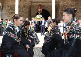 Momento en el que las danzadoras comienzan su paleo ante la salida del Cristo de la iglesia