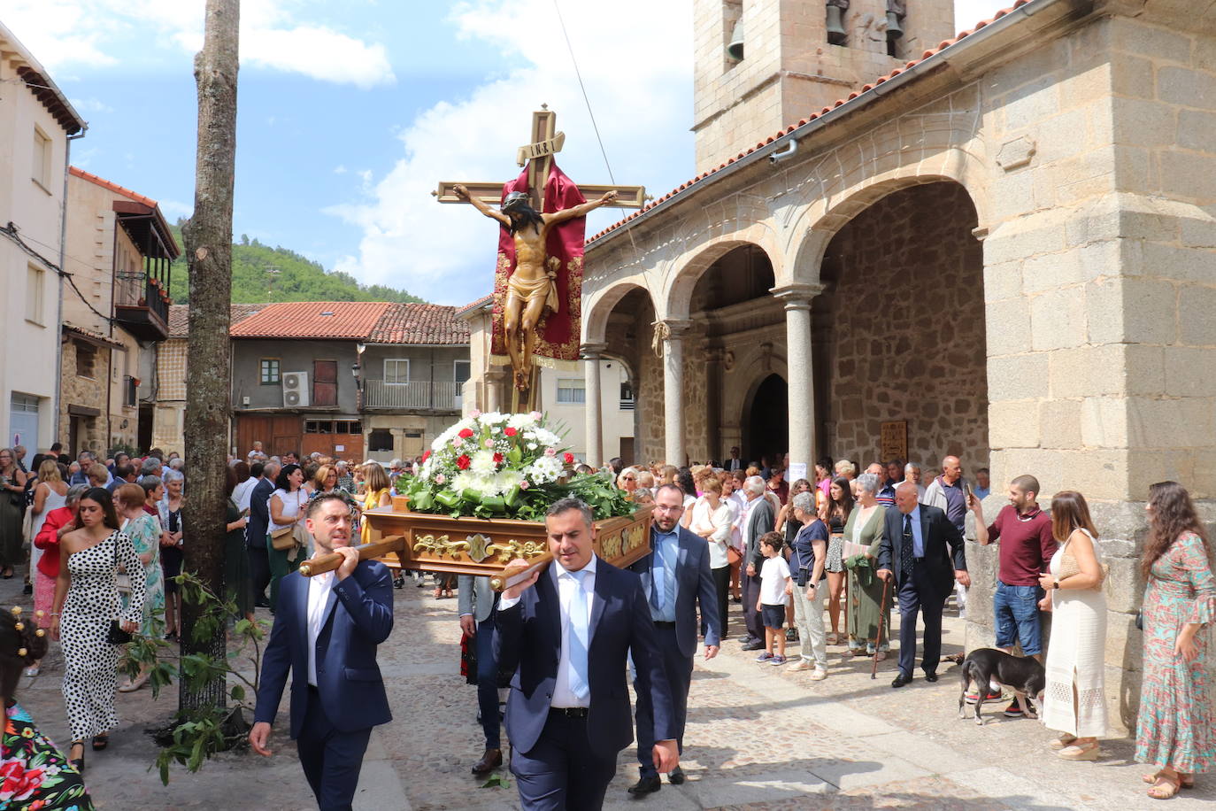 San Esteban de la Sierra vive sus fiestas del Cristo con intensidad
