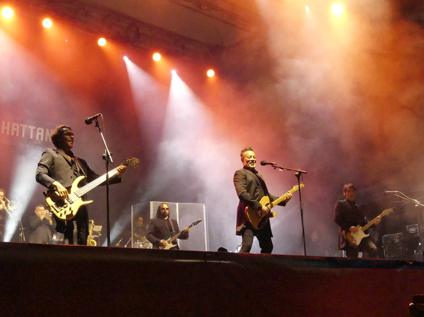 El rock latino de Café Quijano cala hondo en el cierre de las fiestas