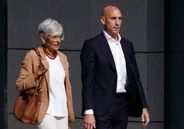 Luis Rubiales a la entrada de los juzgados con su abogada Olga Tubau