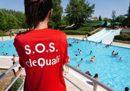 Una socorrista en la piscina de La Aldehuela.