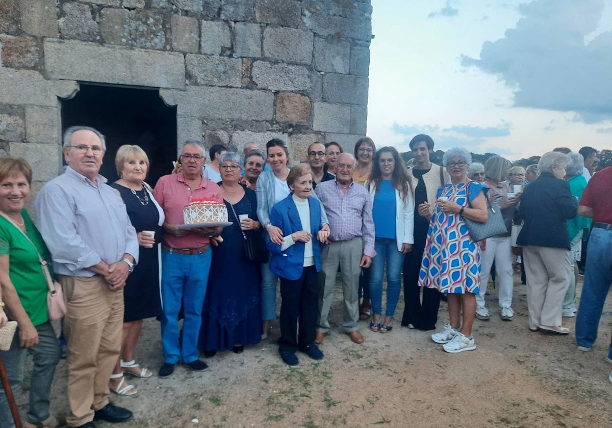 Autoridades y vecinos en la reapertura de la ermita