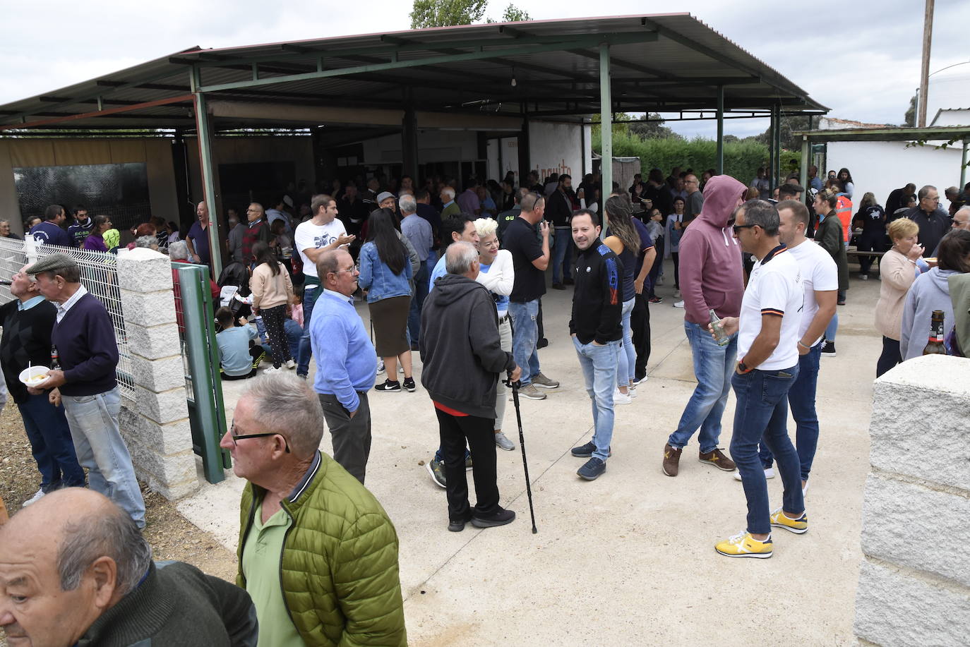 El agua no espanta ni a público ni a vacas en Aldehuela de Yeltes