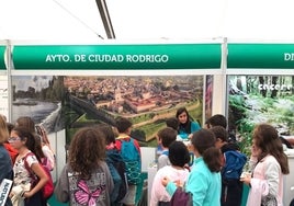 Visitantes en el stand de Ciudad Rodrigo en Naturcyl