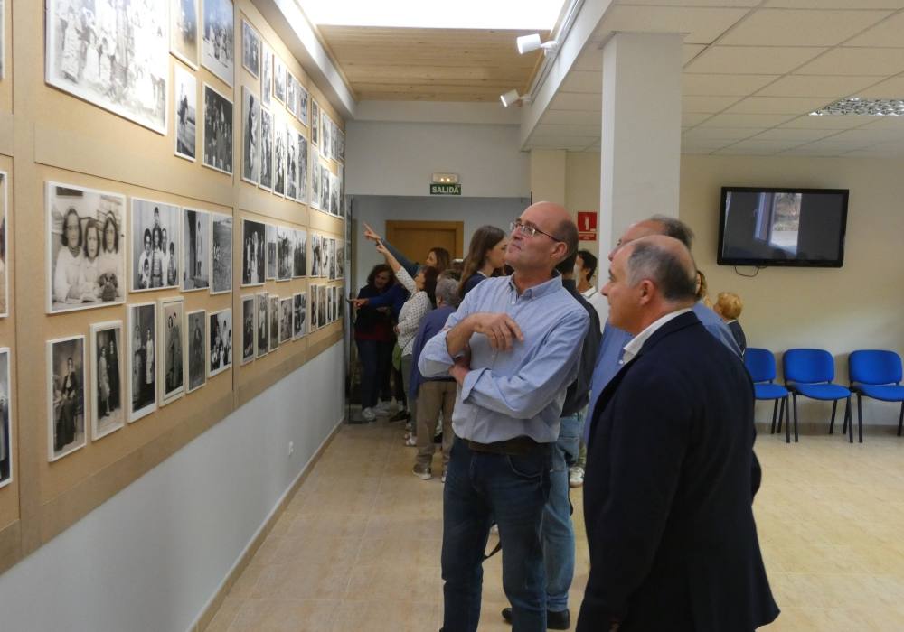 La tradición se pone de moda en Bóveda del Río Almar con una exposición de fotos del pasado