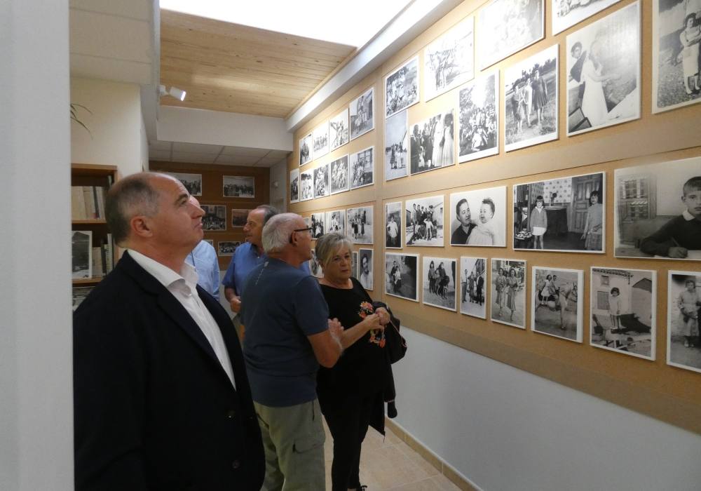 La tradición se pone de moda en Bóveda del Río Almar con una exposición de fotos del pasado