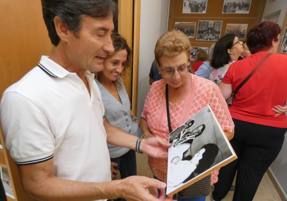 La tradición se pone de moda en Bóveda del Río Almar con una exposición de fotos del pasado