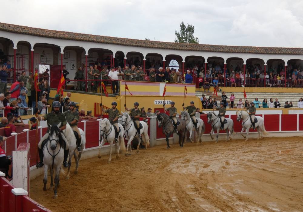 La Guardia Real se exhibe en La Florida de Peñaranda