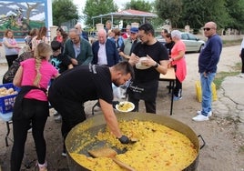 Degustación popular de paella en Bóveda del Río Almar