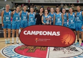 Las jugadoras del equipo salmantino posan con el trofeo de campeonas.