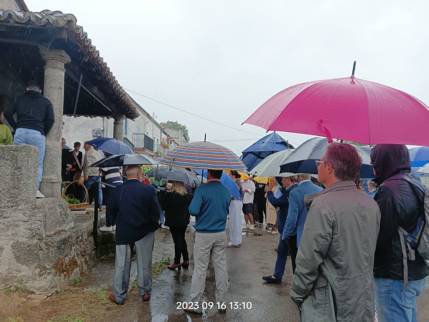 La lluvia no puede con las vaquillas de Colmenar de Montemayor