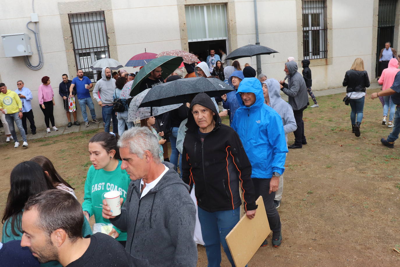 Valdelacasa sigue su fiesta pese a la lluvia