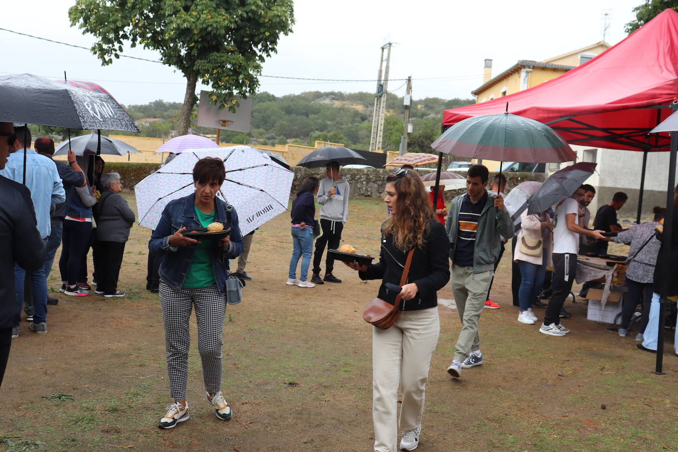 Valdelacasa sigue su fiesta pese a la lluvia