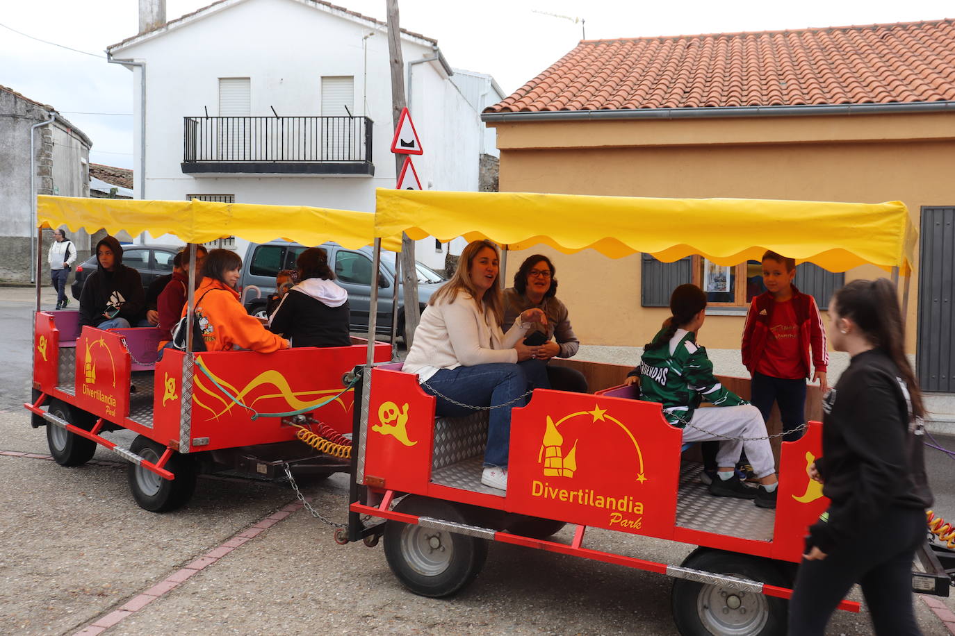 Los niños disfrutan de la fiesta de Cristóbal, que recupera las vaquillas tradicionales