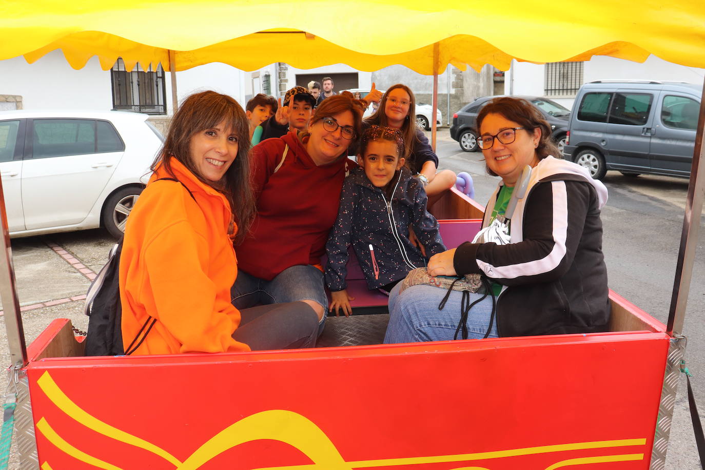 Los niños disfrutan de la fiesta de Cristóbal, que recupera las vaquillas tradicionales