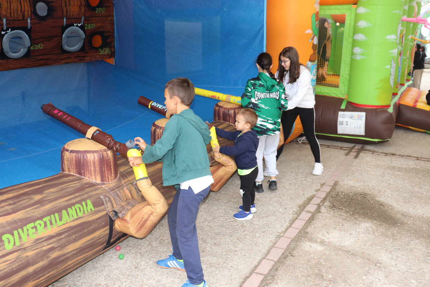 Los niños disfrutan de la fiesta de Cristóbal, que recupera las vaquillas tradicionales