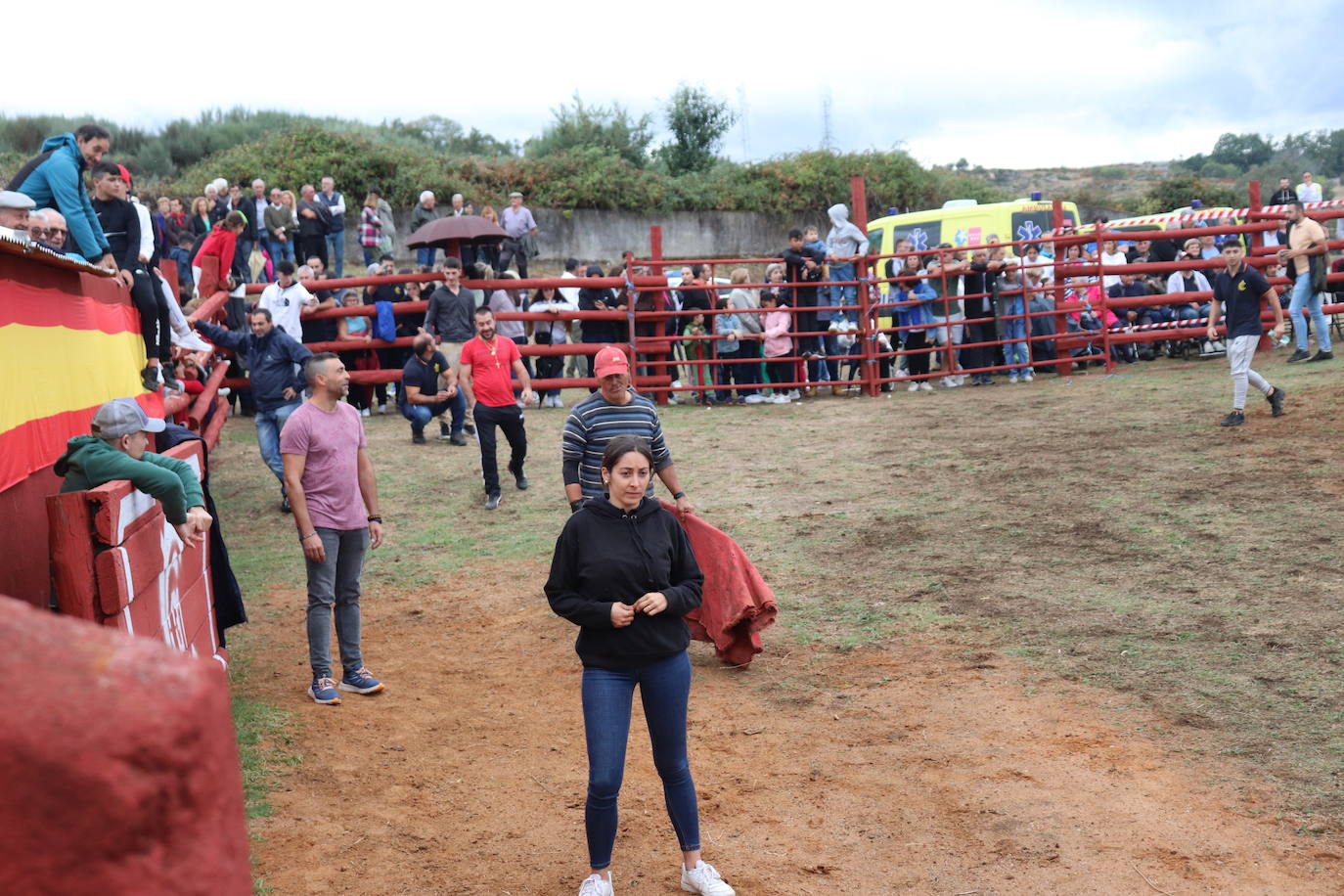 La lluvia no puede con las vaquillas de Colmenar de Montemayor