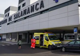 Una ambulancia de Emergencias Sanitarias en el Hospital de Salamanca.