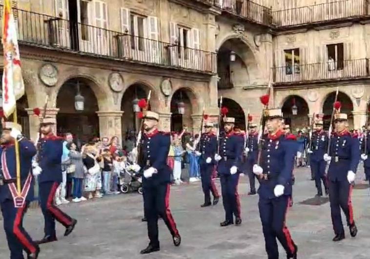 Fugaz pasacalles de la Guardia Real en Salamanca